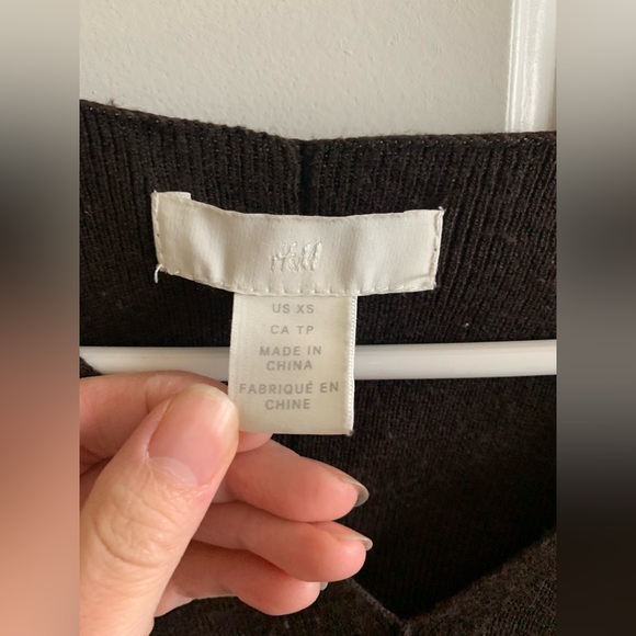 ❌❌SOLD❌❌H&M Brown V-neck Knit Sweater size XS - Picture 2 of 6